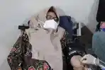 Wakil-Bupati-Gresik-Aminatun-Habibah-donor-darah.jpg