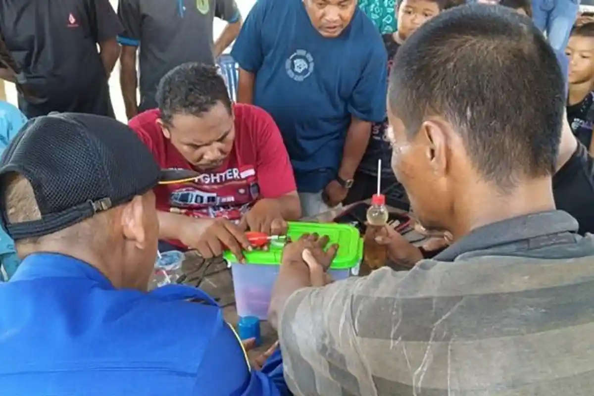 Aksi Gercep Petugas Damkar HSU, Lepaskan Cincin Kelahar di Jari ODGJ yang Membengkak