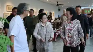 Megawati-Soekarnoputri-membuka-pameran-seni-rupa-bertajuk-Mata-Hati-Soekarno-di-Le-Gareca.jpg