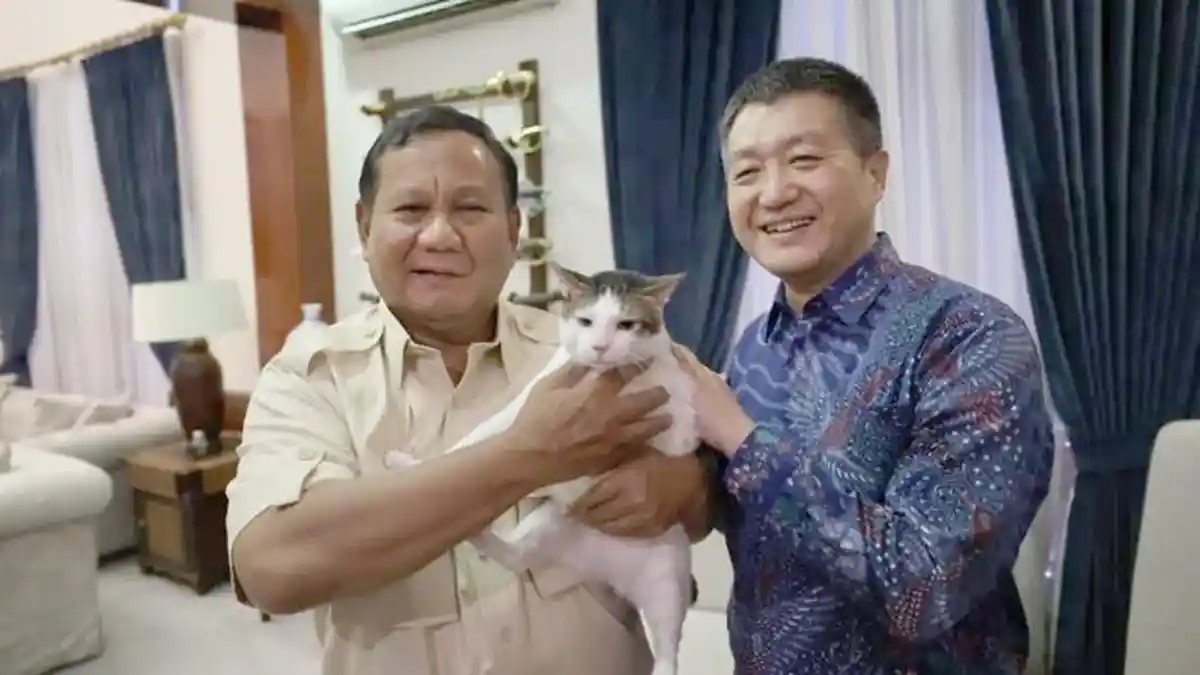 Prabowo Ditemani Kucing Kesayangannya Saat Ngobrol dengan Dubes Tiongkok Lu Kang