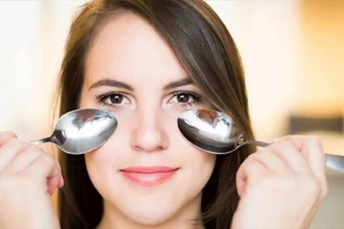 Cara Menghilangkan Kantung Mata dalam 3 Hari Hanya dengan Menggunakan Sendok
