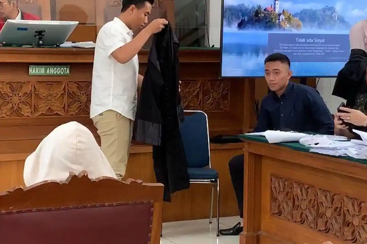 Lama Tak Bertemu, Mario Dandy Curi-curi Pandang ke Kekasihnya AGH di Ruang Sidang
