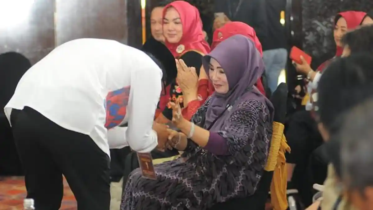 Momen Cabup Karanganyar Ilyas Akbar Sungkem ke Mantan Bupati Rina Iriani, Datangi Setelah Debat