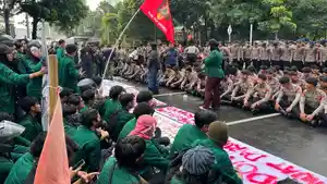 mahasiswa-dan-polisi-duduk-lesehan.jpg