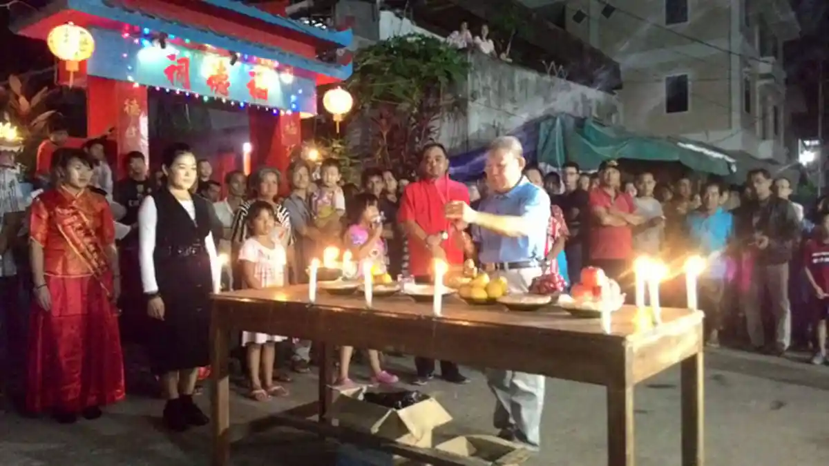 Warga Tionghoa Melawi Bagi-bagi Kue Bulan di Tugu Juang