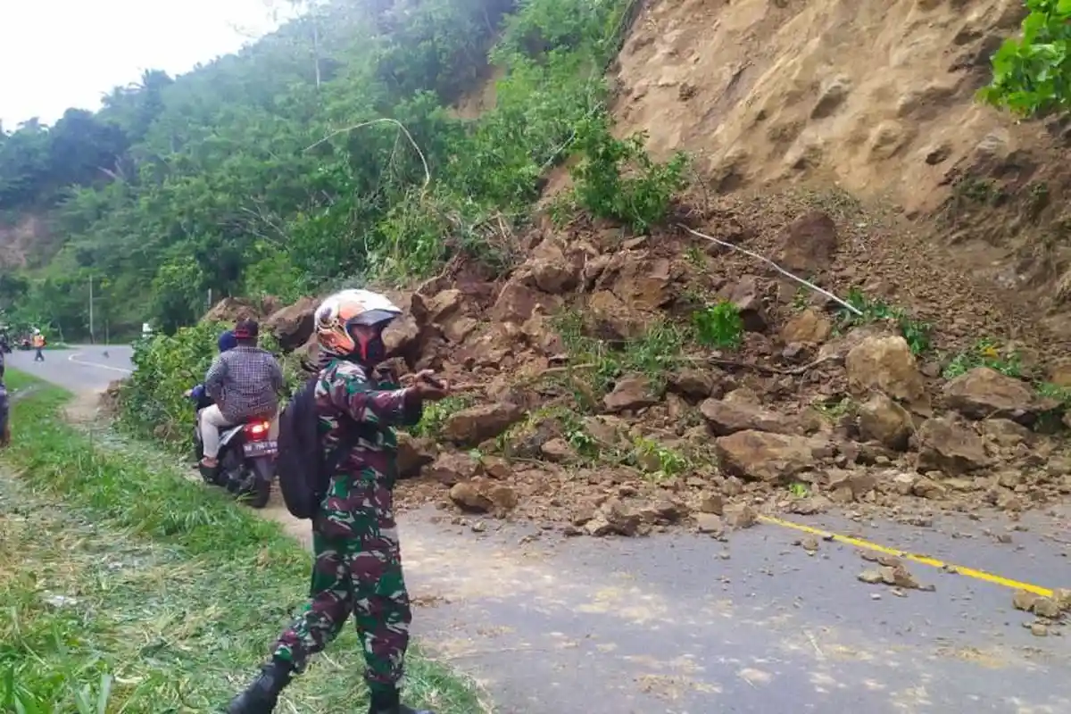 Tebing di Kelurahan Mongkonai Barat Longsor dan Tutupi Badan Jalan