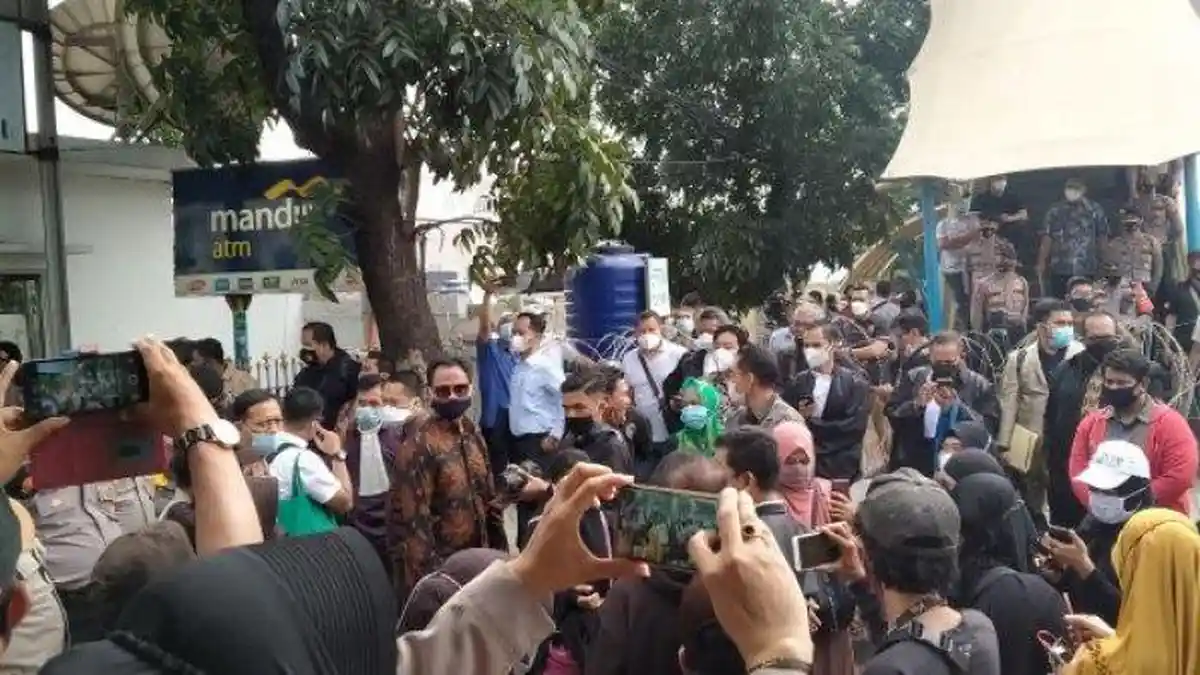 Massa Habib Rizieq Tolak Dites Antigen, Simpatisan Ada yang Teriak: Gue Bukan Binatang, Gue Manusia