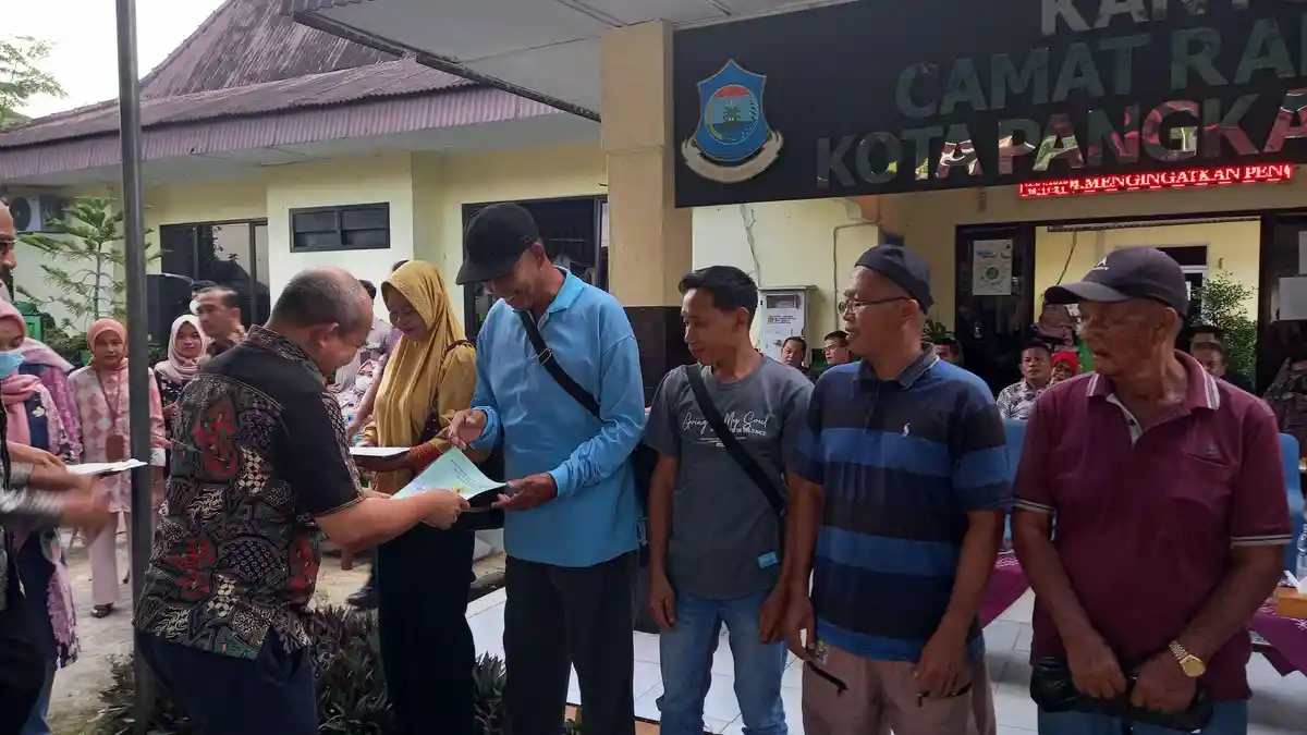 Kantor Pertanahan Serahkan 335 Sertifikat Program PTSL