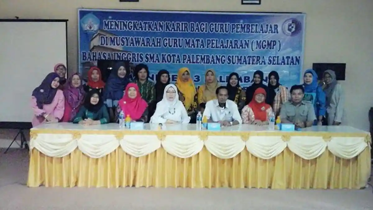 Peserta Guru Pembelajar MGMP Bahasa Inggris Kota Palembang Menerima Materi - smantaa_20161014_093310.jpg