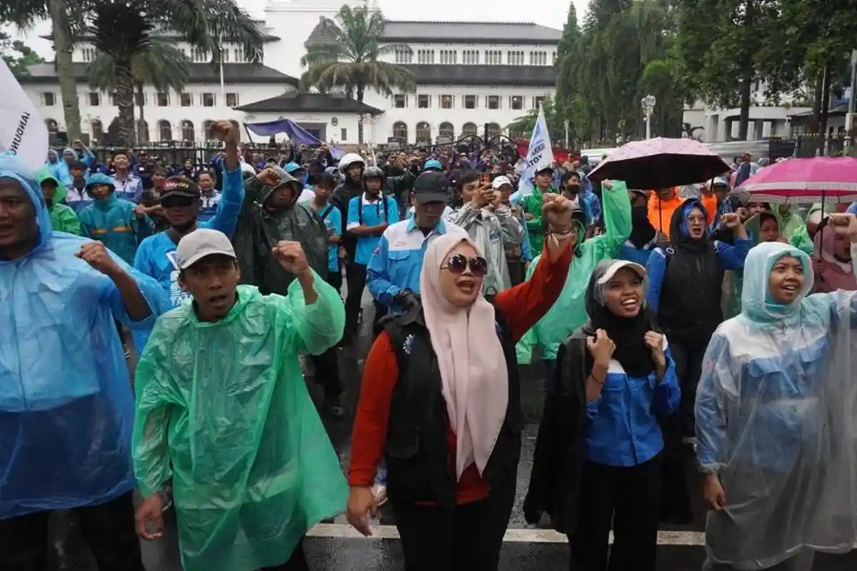 Di Bawah Guyuran Hujan, Buruh Gelar Aksi Tuntut Kenaikan Upah Hingga 10,5 Persen di Gedung Sate