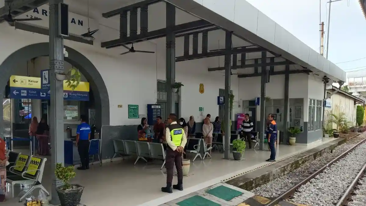 KAI Sumbar Ajak Penumpang Berdiri saat Lagu Indonesia Raya Diputar di Stasiun