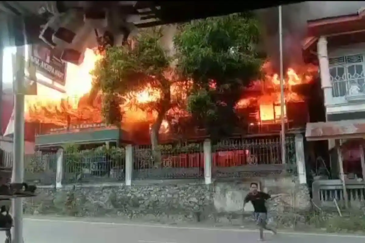 Kondisi Terkini Petugas Damkar Tersengat Listrik saat Padamkan Api di Lakawan Enrekang