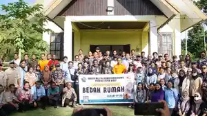 Kemenag-Papua-Barat-menyalurkan-bantuan-renovasi-rumah-pastori-di-Jemaat-GKI-Almendo-Saukori.jpg