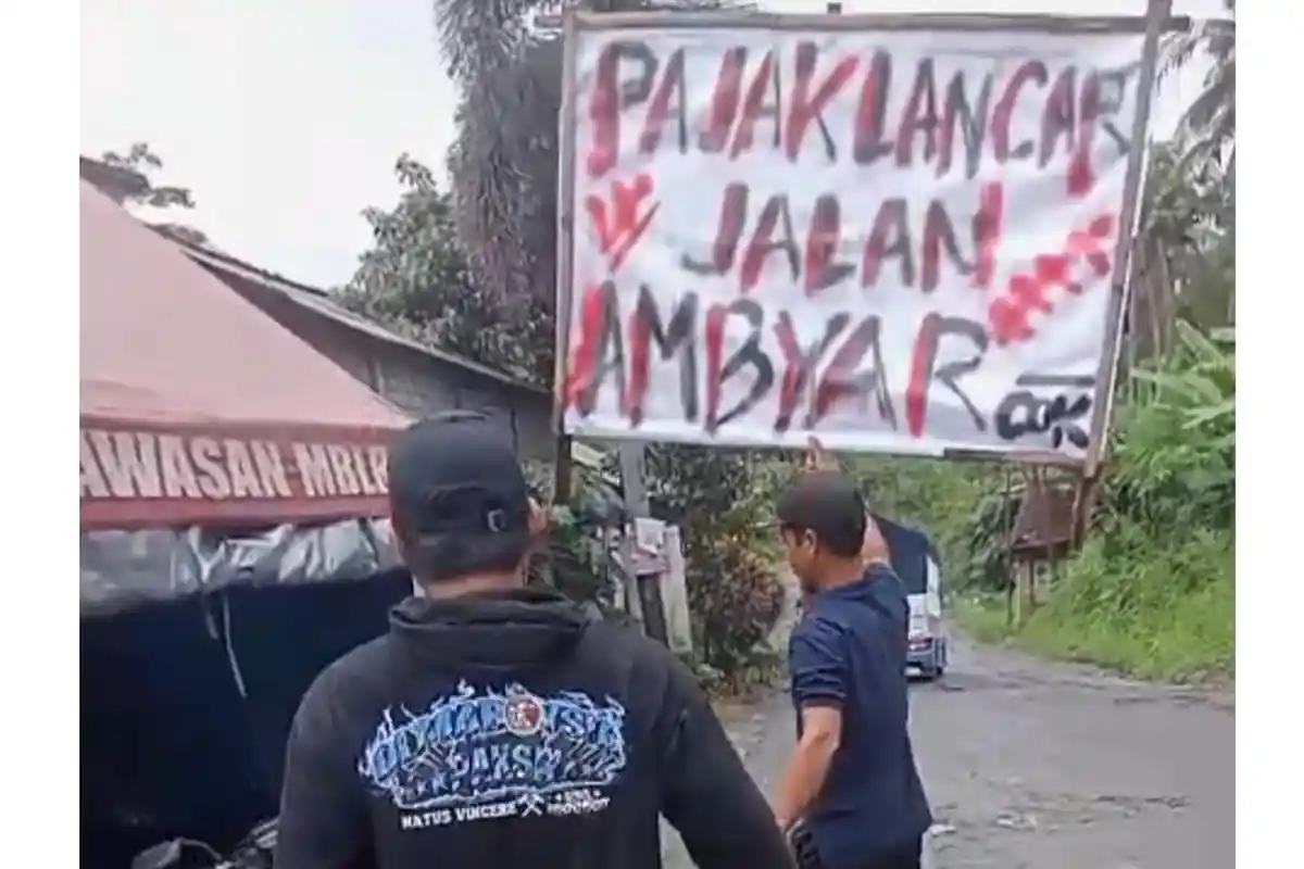 Bantuan DPUPR Kabupaten Blitar Material Datang, Warga Desa Candirejo Copot Poster Protes Jalan Rusak