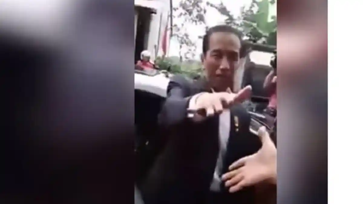 Ketahuan Merekam Diam-diam, Seorang Pria Dipanggil Jokowi dan Diberikan Ini