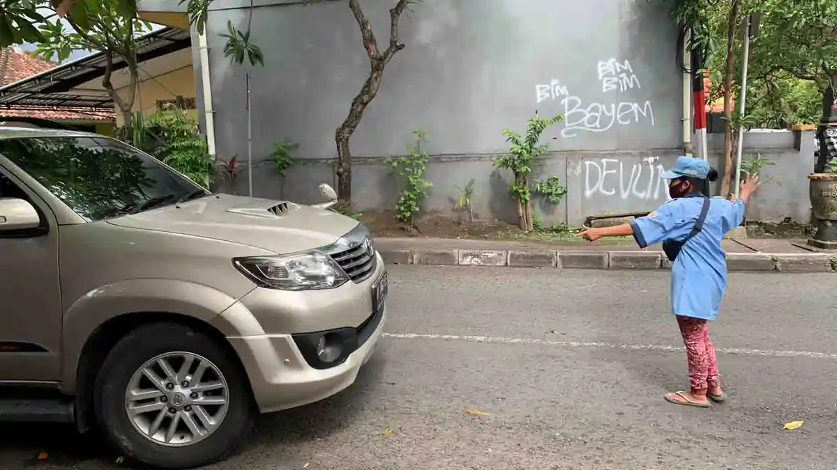 KISAH Devi, Tukang Parkir di Denpasar, Hidupi 3 Anak, Terpaksa Ajak Bayinya Umur 9 Bulan Bekerja