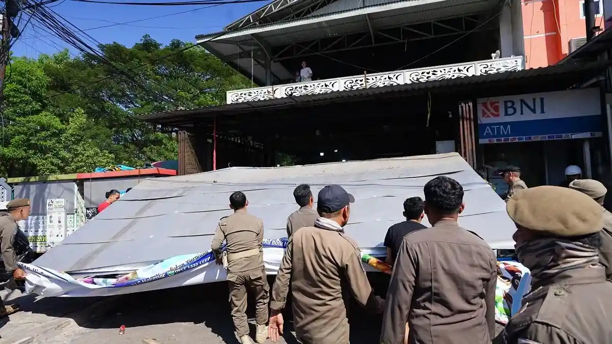 ‎26 Bangunan Usaha Berdiri di atas Drainase Ditertibkan di Jalan Sunu Makassar‎