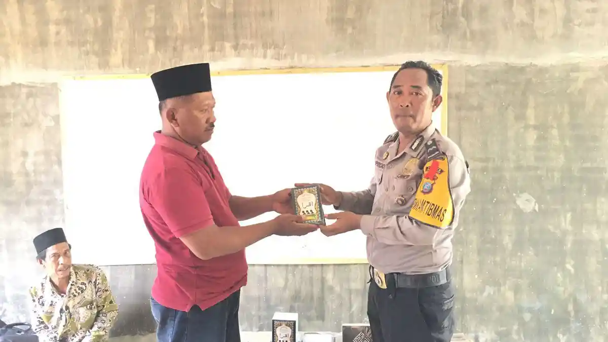 Polsek Kualuh Hilir Hadiahkan Iqra kepada Taman Qur'an Tahfidz AN NUR