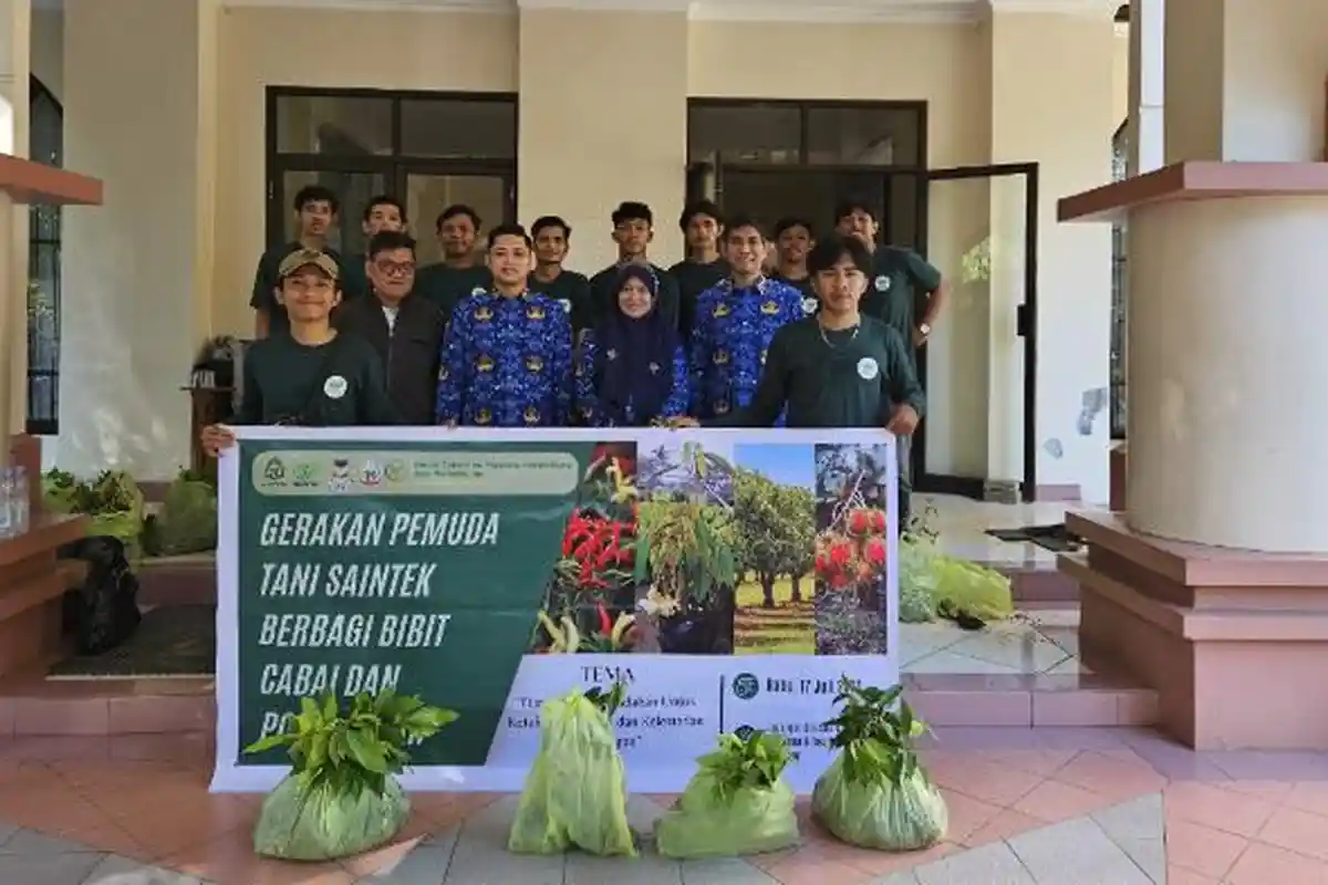Pemuda Tani Saintek UIN Alauddin Makassar Bagikan 2 Ribu Bibit Cabai, Durian, Rambutan