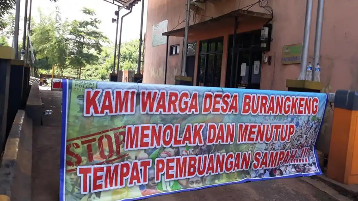 Tuntut Kompenasasi, Warga Tutup TPS Burangkeng Bekasi