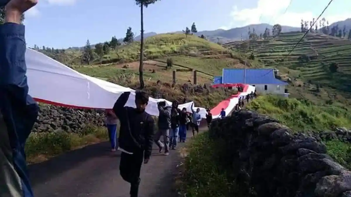 Pemuda Bonto Lojong Bantaeng Bentangkan Bendera 73 Meter di Batu Menangis