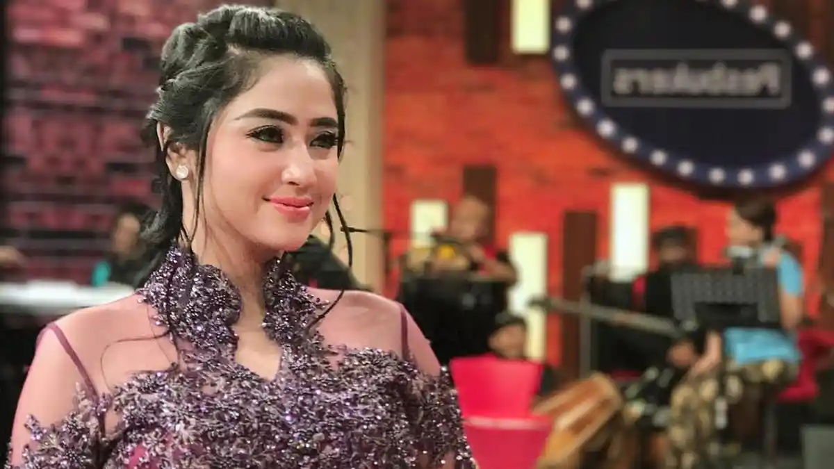 Dewi Perssik Malu-malu Ajak Malam Jumatan, Netizen Malah Fokus ke Penampilannya