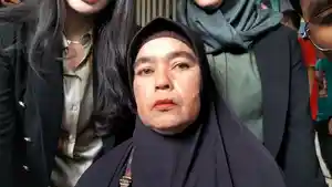 Fauziah-ibunda-dari-Imam-Masykur-yang-tewas-dibunuh-tiga-oknum-TNI-di-Aceh-saat-menemui.jpg