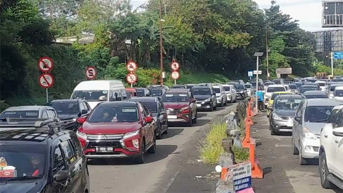 Hari Kedua Long Weekend, 12 Ribu Kendaraan Menyerbu Puncak Bogor, One Way Diberlakukan