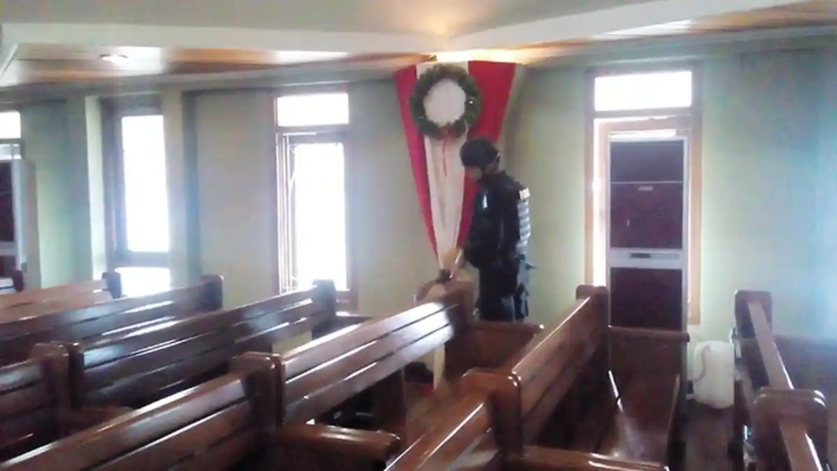 Tim Gegana Polda Jabar Sisir Gereja di Kota Bandung - tim-gegana-sisir-gereja_20151224_124533.jpg