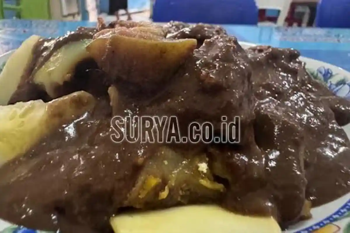 Rujak Cingur Genteng Durasim Surabaya Pertahankan Cobek Berusia 82 Tahun untuk Meracik Bumbu