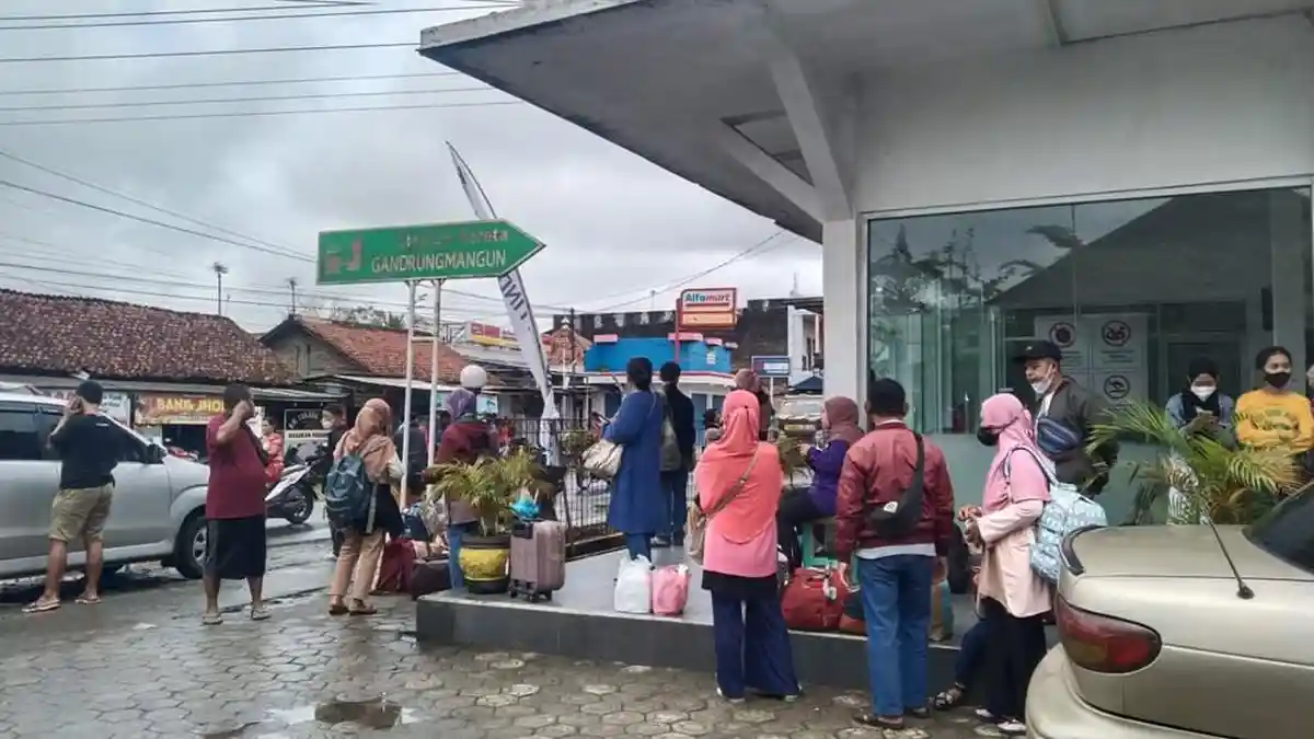 Penumpang KA Terlantar di Stasiun Gandrungmangu, Imbas Amblesnya Jalur Rel Kereta di Cilacap