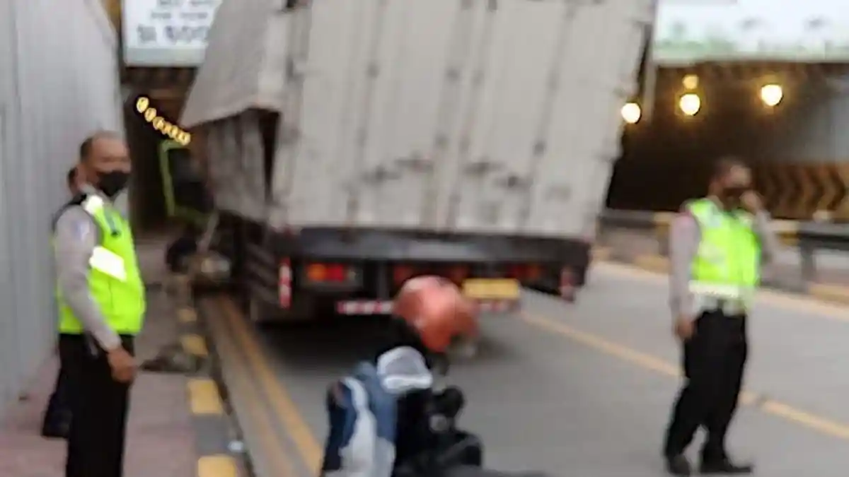 Kronologi Truk Terobos Underpass Tanah Abang hingga Nyangkut dan Remuk 