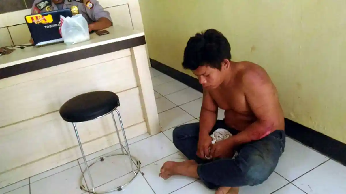 Penjambret Dihajar Warga Sebelum Diamankan Polisi
