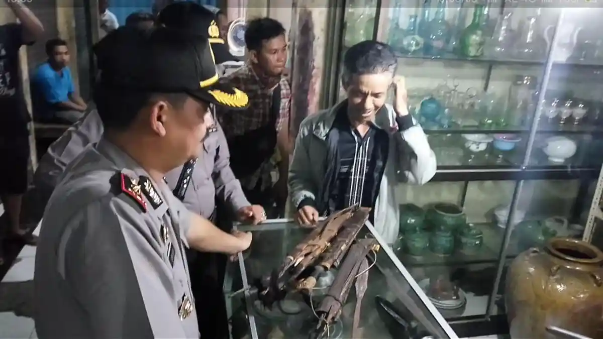 Polisi Juga Periksa Pedagang Senjata Tradisional