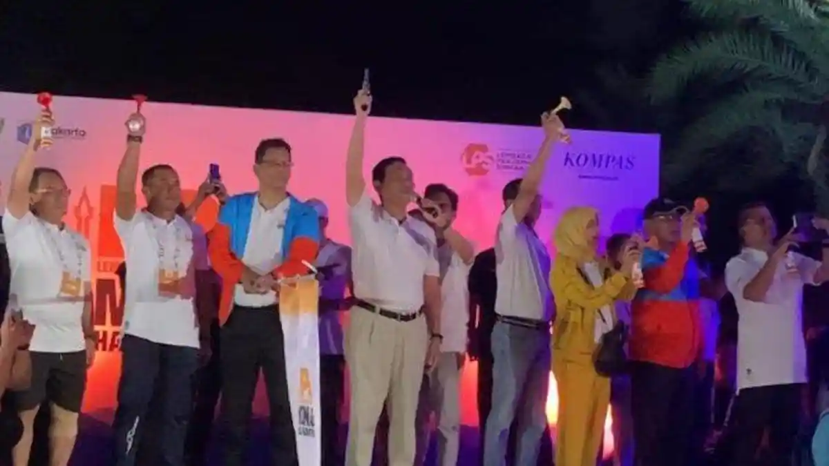 Menko Luhut Binsar Pandjaitan Lepas Peserta LPS Half Marathon 2023 dari Silang Monas