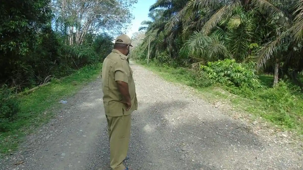 Akses Jalan Utama Gampong Cot Kumbang Arongan Lambalek Aceh Barat belum Tersentuh Aspal