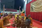 Biksu Thudong Lakukan Puja Bakti Sangha Dana bersama Umat Buddha di Tegal
