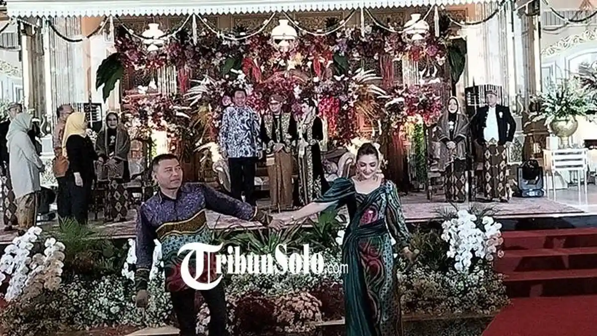 Ngunduh Mantu Bupati Karanganyar : Pakai Model Piring Terbang, 450 Sinoman Senang Dapat Bonus Bensin