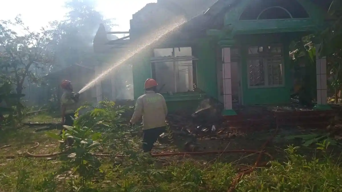 Dramatis, Warga Selamatkan Kakak Beradik yang Sedang Sakit Saat Kebakaran Rumah di Bongas Indramayu