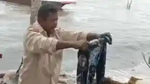 20250121-Warga-Desa-Pulau-Seliu-menunjukkan-baju-kaus-yang-ditemukan.jpg