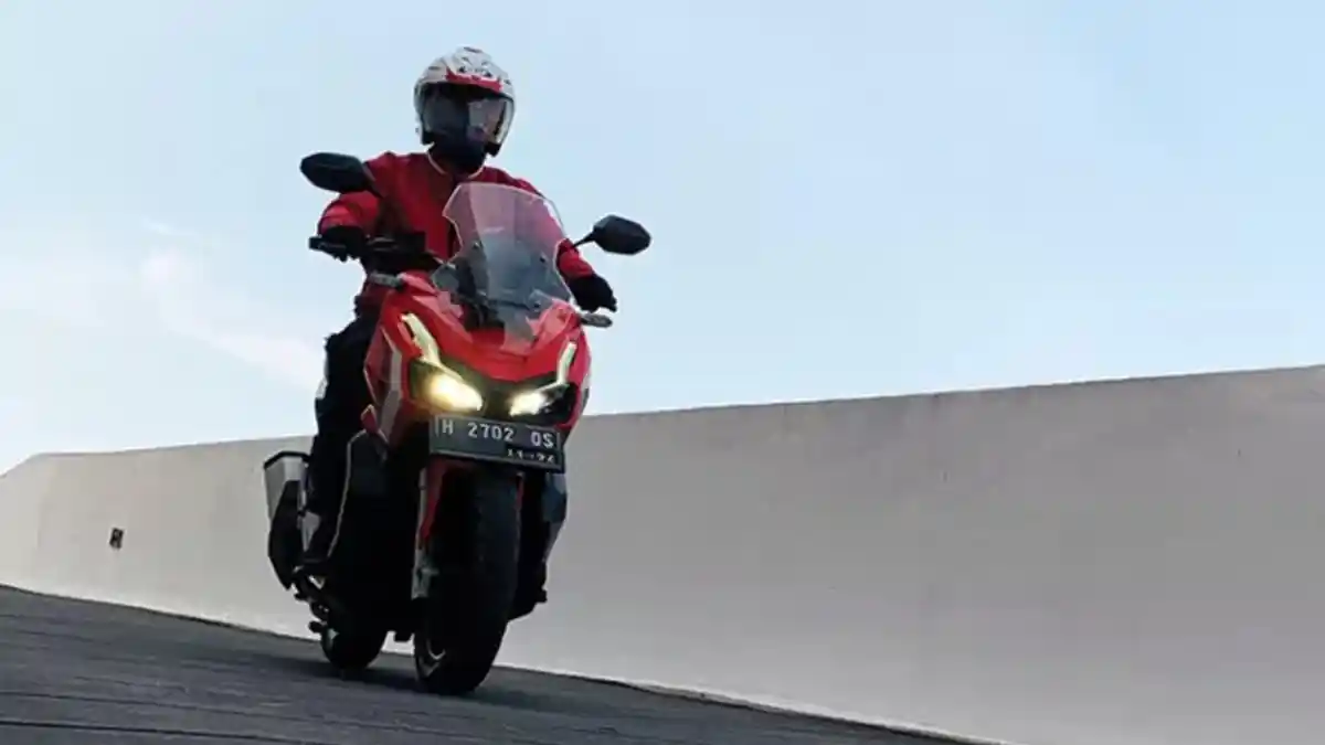 Cari_aman, Pahami Tips Berkendara Motor Matic saat Jalan Turunan