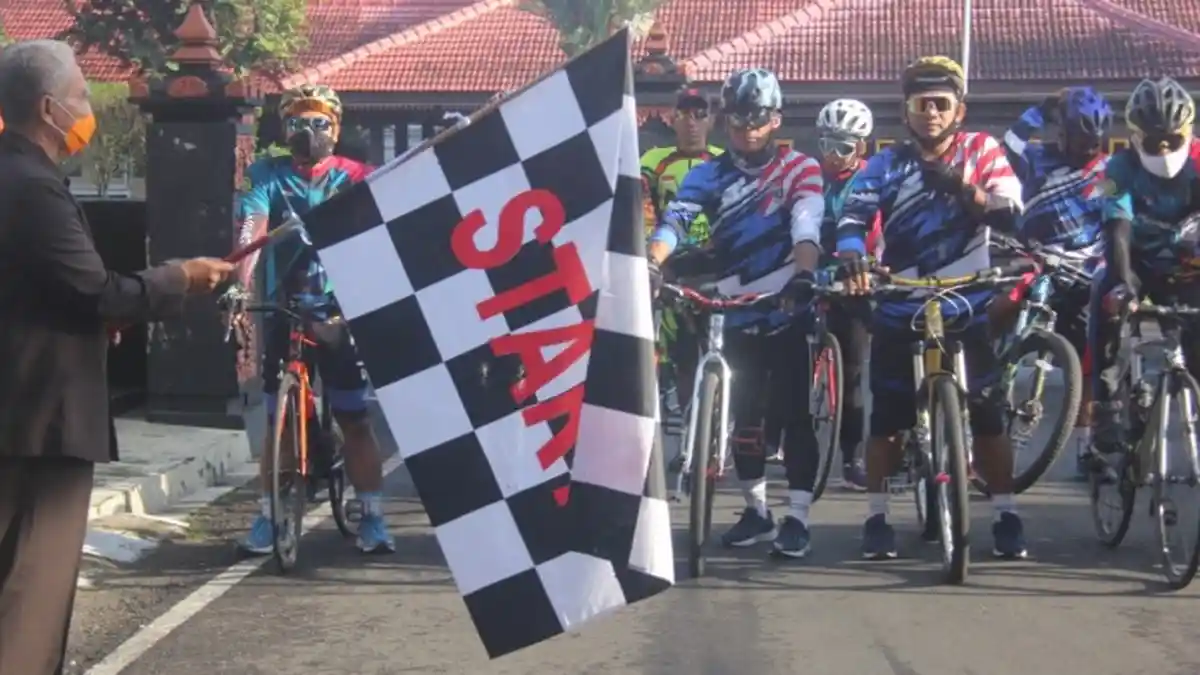 Mampir di Purbalingga, Tim Gowes Lanal Cilacap Bagikan Paket Sembako dan Gelar Tes Rapid ke Warga
