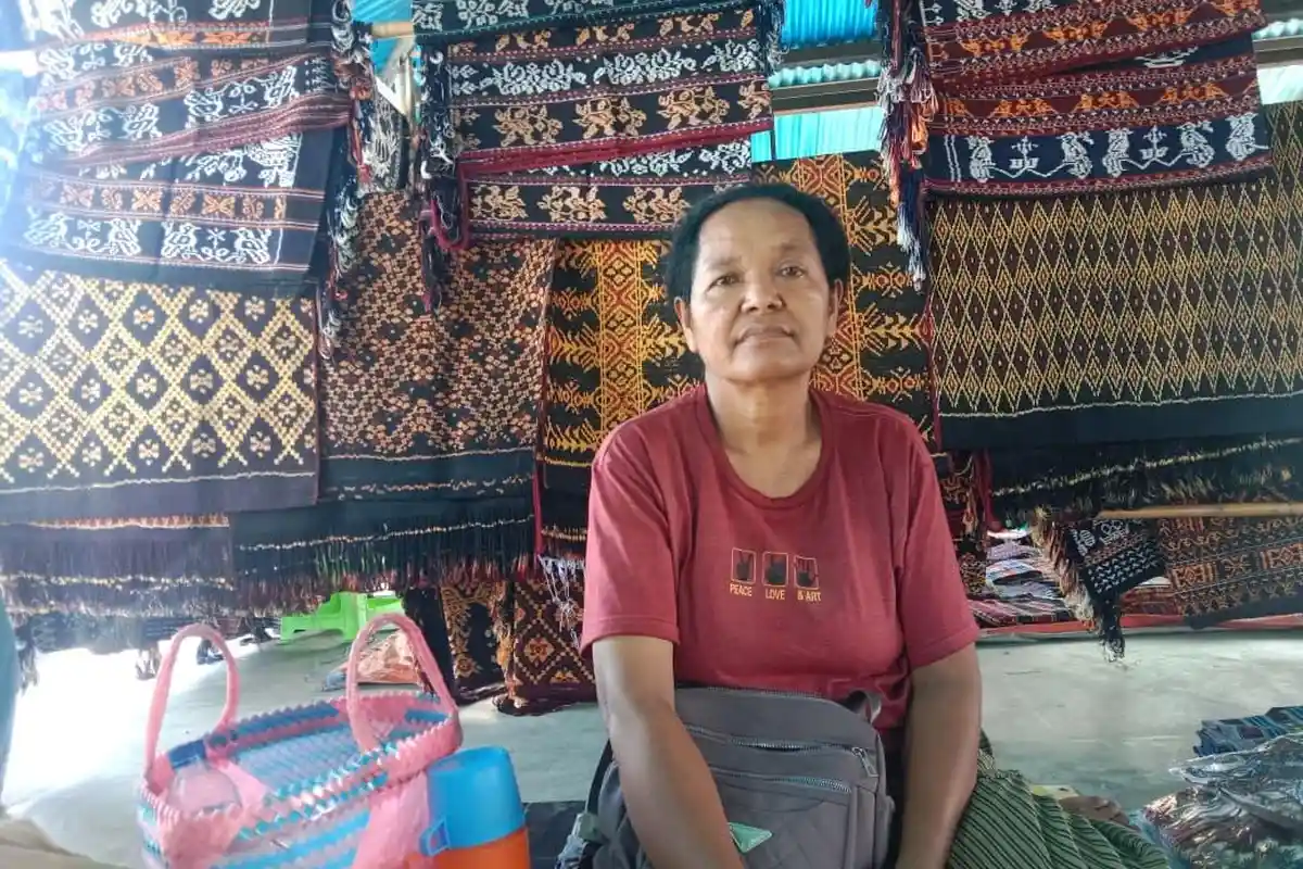 Kisah Doksia Bura: 15 Tahun Merajut Asa dari Jual Tenun Maumere di Pasar Wairkoja