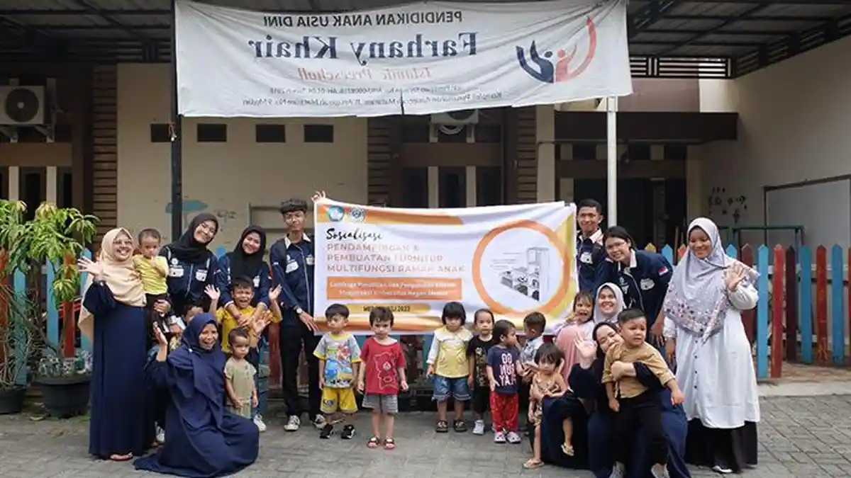 Dosen dan Mahasiswa Arsitektur FT dan FIP Unimed Lakukan Pendampingan Pembuatan Furnitur Ramah Anak