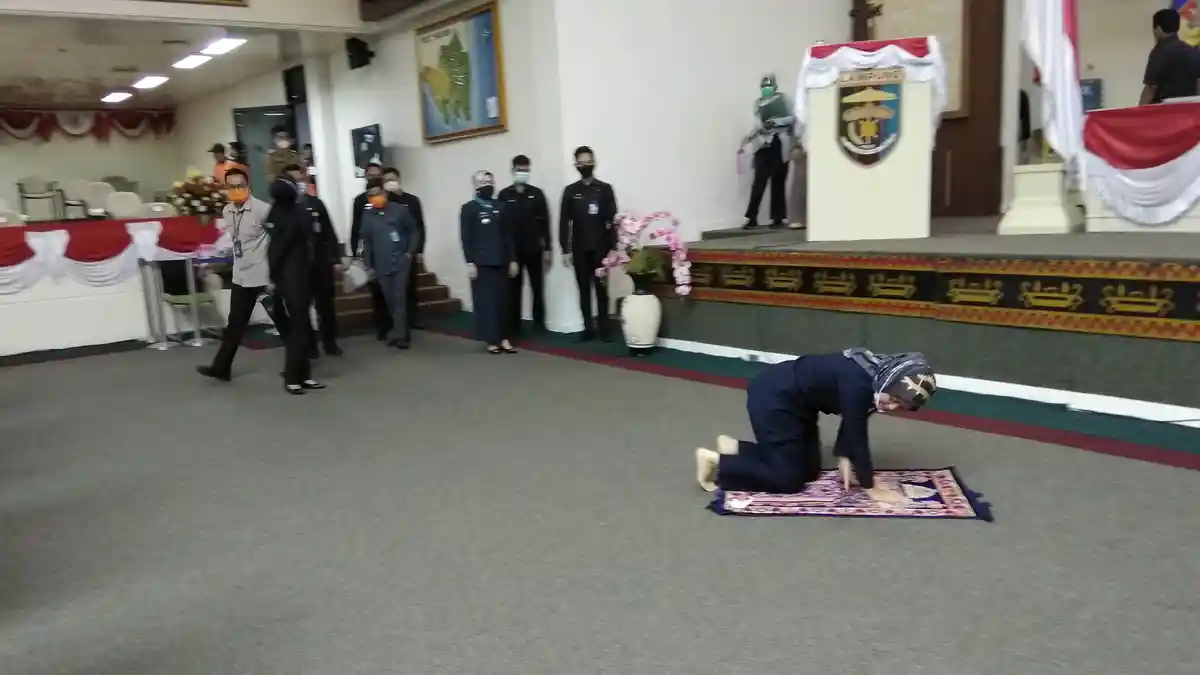 Perda Pesantren Disahkan, Wagub Lampung Nunik Sujud Syukur