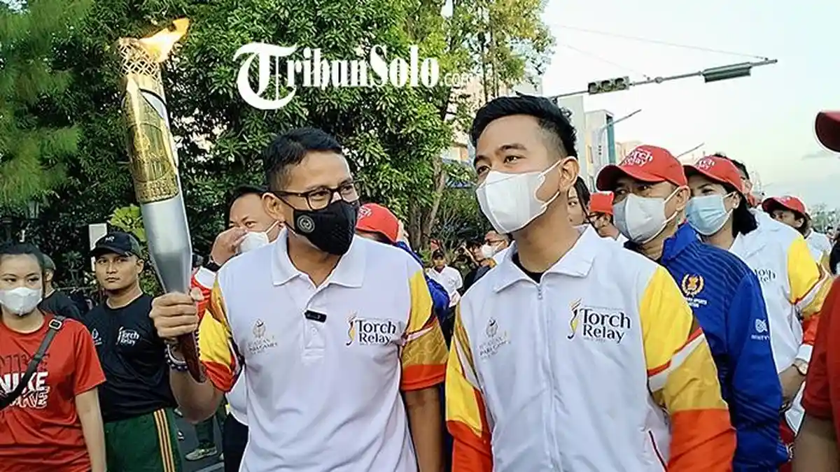 Potret Keakraban Sandiaga Uno dan Gibran di Torch Relay ASEAN Para Games XI 2022 Solo