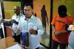 Kasat-Reskrim-Bandar-Lampung-Kompol-Dennis-Arya-Putra-tunjukkan-bukti-kasus-asusila-sesama-jenis.jpg