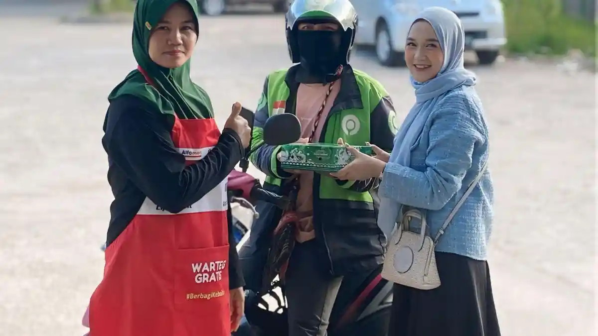 Warteg Gratis Alfamart Salurkan 54.000 Paket Berbuka Puasa