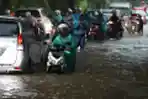 Pengendara Motor Terjebak Bajir di Kawasan Benda Bawah