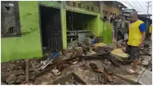 Seorang-warga-berada-di-reruntuhan-warung-yang-hancur-ditabrak-truk-boks.jpg